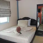 Boomerang Guesthouse And Bar