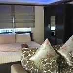 Boomerang Guesthouse And Bar