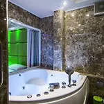 โรงแรม Titanic Residence-7 Minute Walk To The 4*