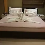 Boomerang Guesthouse And Bar