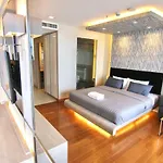 อพาร์ทเม้น Luxurious Beachfront