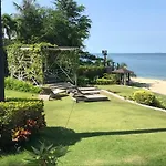 อพาร์ทเม้น Luxurious Beachfront