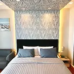 อพาร์ทเม้น Luxurious Beachfront Pattaya