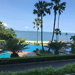 อพาร์ทเม้น Luxurious Beachfront *