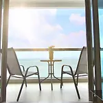 อพาร์ทเม้น Luxurious Beachfront