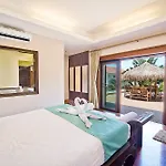 Tropicana Pool โรงแรม
