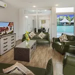 Tropicana Pool โรงแรม