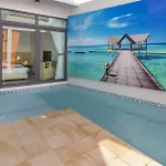 Tropicana Pool โรงแรม *