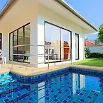 Avoca Pool Hotel 3*