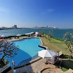 Dusit Thani 5*