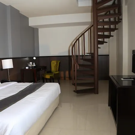 Hotel Woraburi &