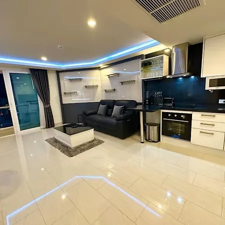 Large Luxury - Centre - Grand Avenue Residences, Pool View - 716 *