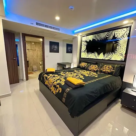 Large Luxury - Centre - Grand Avenue Residences, Pool View - 716 Apartment