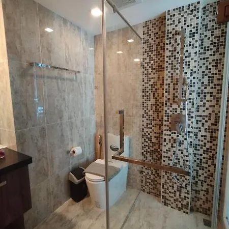 Grand Avenue Apartment *