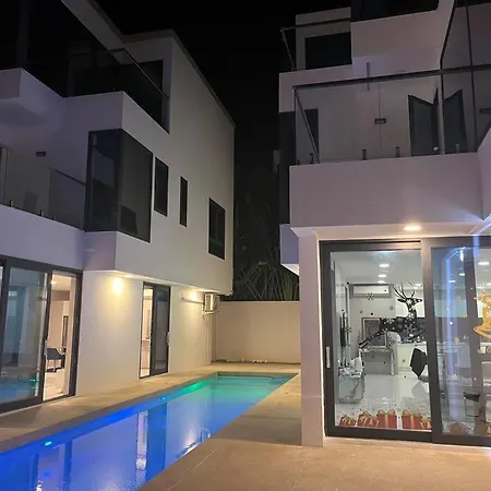 芭堤雅棕榈泉8卧豪华泳池别墅 * Pattaya
