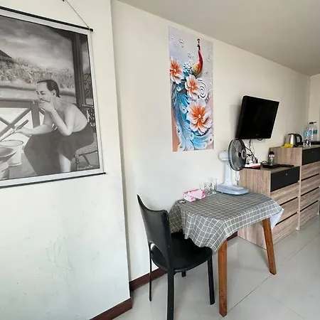 高端公寓 素万那普机场坐大巴到芭提雅终点站一墙之隔 可住3人 月月租 *