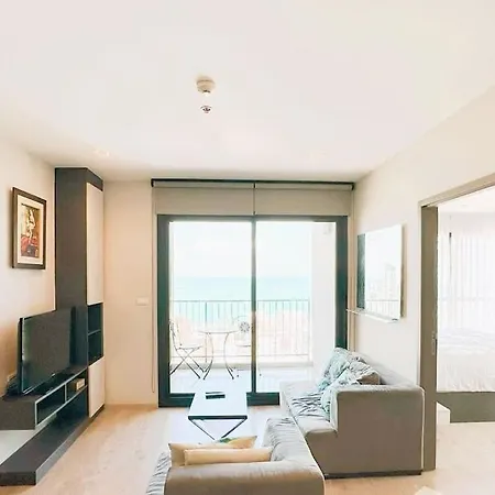 Apartment Perfect For 5 Guests, Sea View, 2 Pools, Sport Studio, Netflix