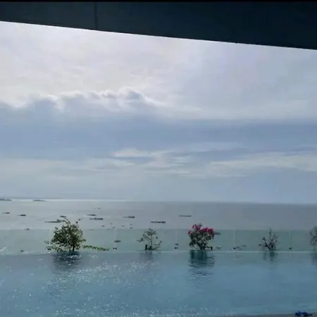 Apartment 市中心中心海centric Sea/网红海景天空泳池/距海边200米/近6巷步行街/在购物商圈里 Pattaya