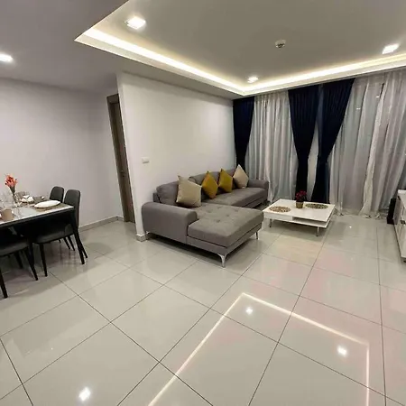 Apartment Arcadia Condo: Spacious 3-room With Entertainment & Amenities *