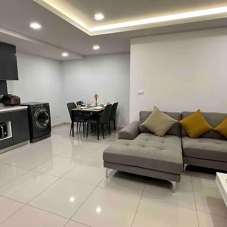 Apartment Arcadia Condo: Spacious 3-room With Entertainment & Amenities