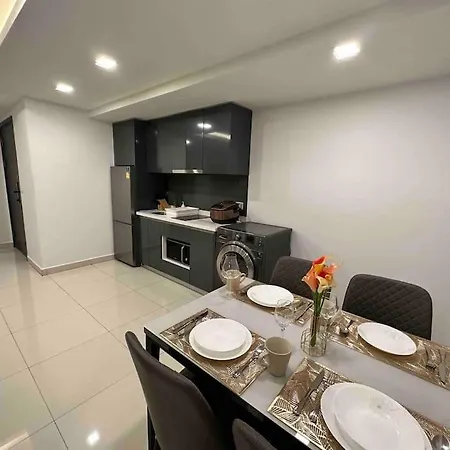 Apartment Arcadia Condo: Spacious 3-room With Entertainment & Amenities *