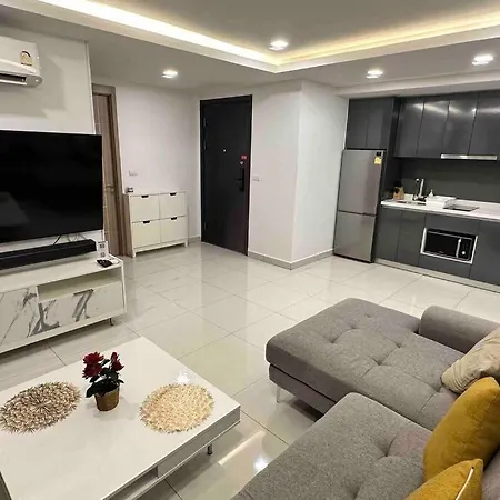 Apartment Arcadia Condo: Spacious 3-room With Entertainment & Amenities *
