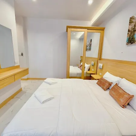Hotel Rosewood Pool 3 Pattaya