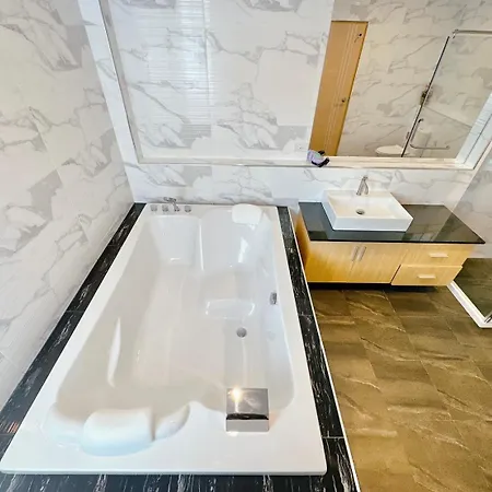 Rosewood Pool 3 3*
