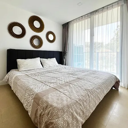 The Aurora Praatumnak - Luxury Two Bedroom Near The Sea *