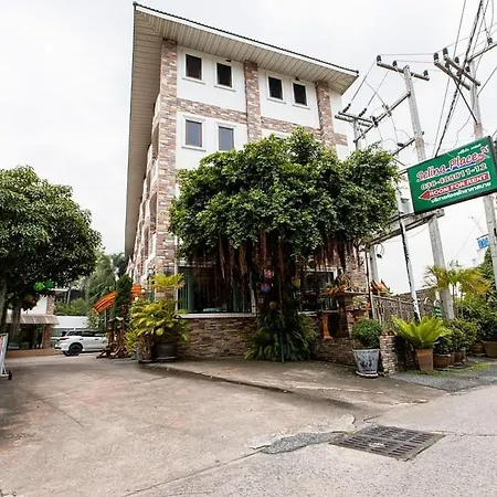 Selina Place Hotel *