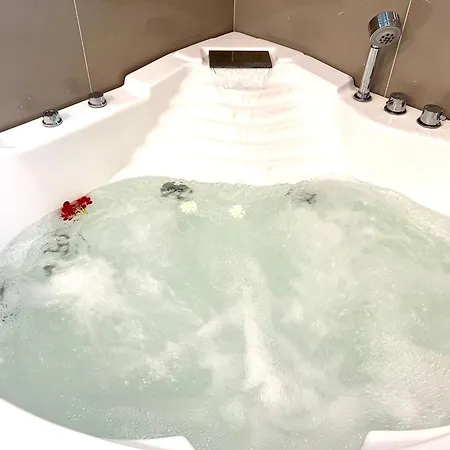 Villa Cityhouse-roses,private Pool With Jacuzzi,near Walking Street
