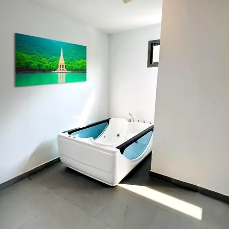 Rare Xxxl Swimming Pools - 500mbps Blazing Fast Free Wifi - Floor Pool View Balcony - Gym - Sauna - Kids Playground - Supermarkets * Pattaya