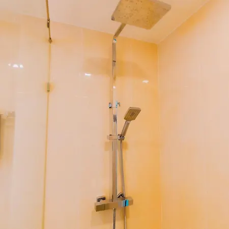 Bright Corner Apartment, Location