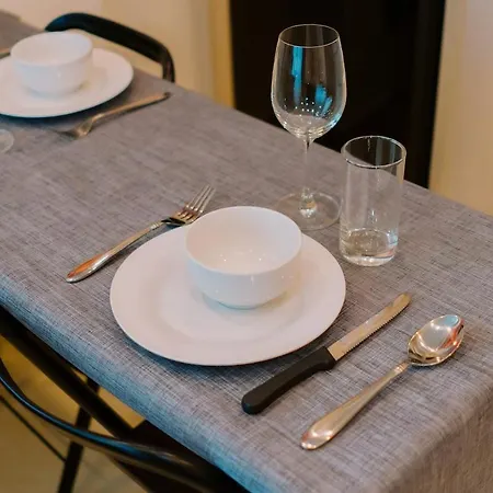 Bright Corner Apartment, Location