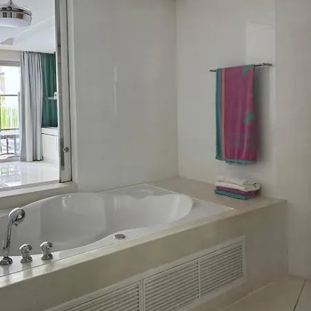 Beachfront With 50m Pool Jacuzzi Access-pattaya * Pattaya