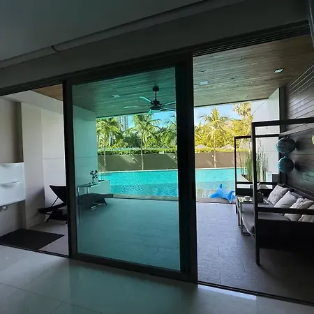 Beachfront With 50m Pool Jacuzzi Access-pattaya Apartment