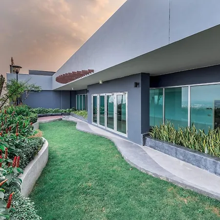 Supalai Mare & Center Apartment *