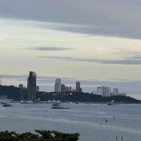 Beachfront With 50m Pool Jacuzzi Access-pattaya Apartment