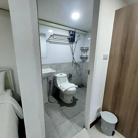 Rustic Comfort Zone, Hostel