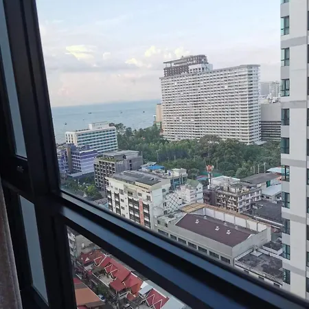 芭提雅中心地区 The Base 高档公寓酒店 *