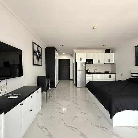 1-bedroom Pool-view With Large Balcony - Jomtien