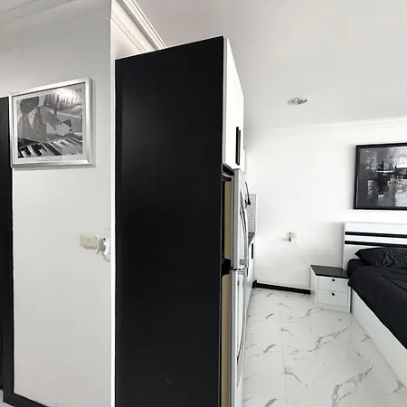 1-bedroom Pool-view With Large Balcony - Jomtien