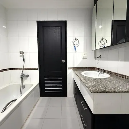 1-bedroom Pool-view With Large Balcony - Jomtien