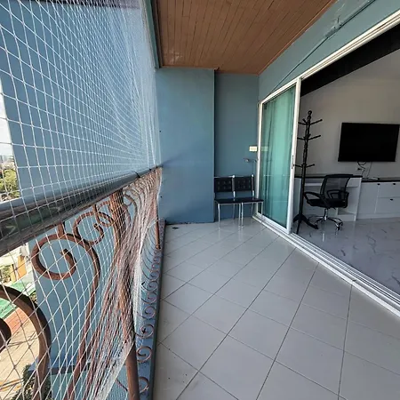 1-bedroom Pool-view With Large Balcony - Jomtien
