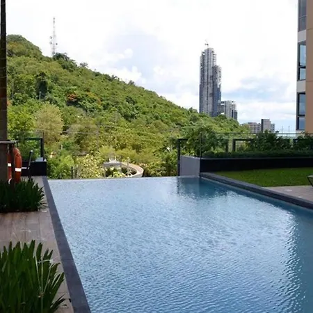 Large High Floor, Pool Great Location Apartment *