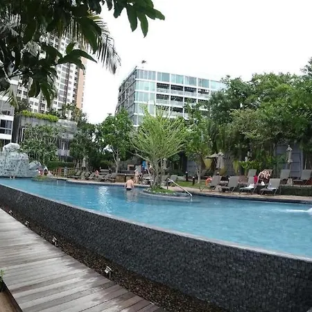 Apartment Large High Floor, Pool Great Location