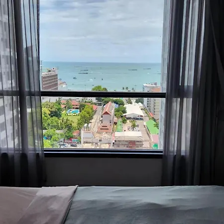 อพาร์ทเม้น The Base海景网红顶层无边泳池 双卧室套房 海滩3分钟