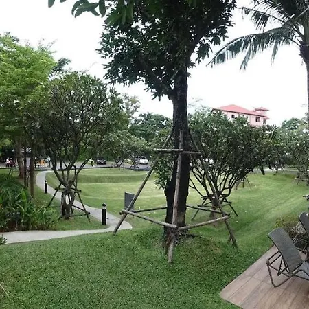 Large High Floor, Pool Great Location Apartment