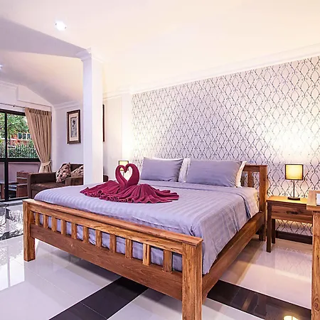 Baan Chatmanee Villa