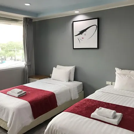 The Front Resort, 3*
